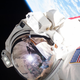El astronauta Chris Cassidy llevando a cabo una caminata espacial en la Estación Espacial Internacional (Imagen: NASA).